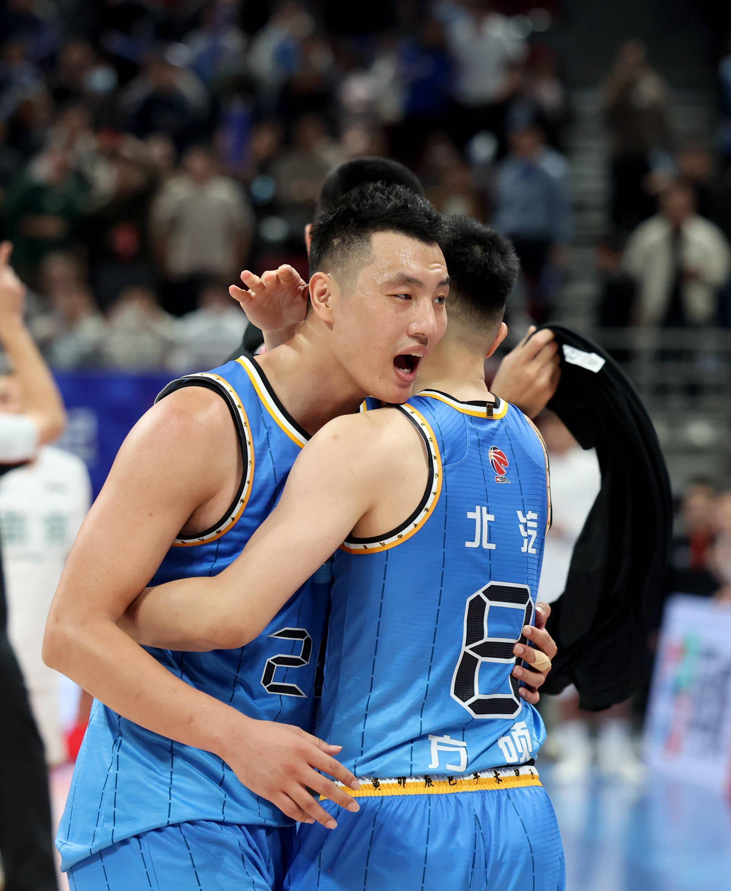 包含今夜体能课后,上海海港临场应变备战CBA常规赛,质疑声四起,年轻球员获得机会的词条 包含今夜体能课后,上海海港临场应变备战CBA常规赛,质疑声四起,年轻球员获得机会的词条