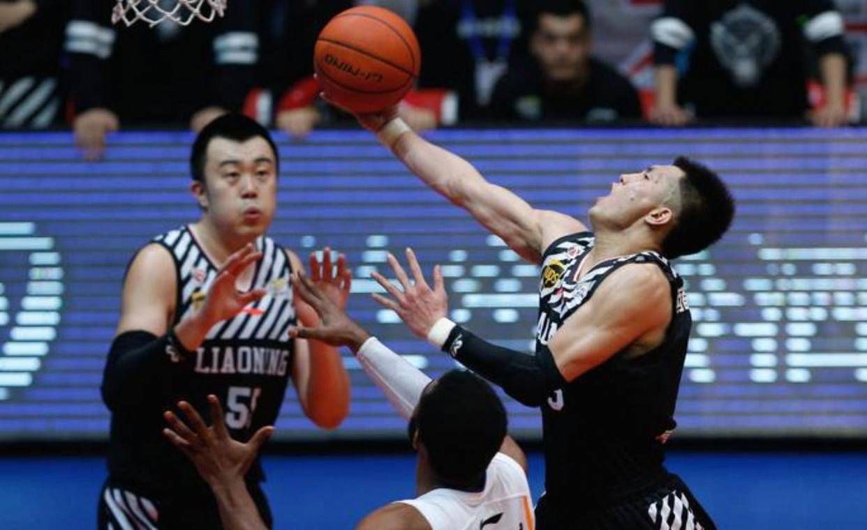 cba常规赛后个别球迷在马路上呼喊不当言论 cba常规赛后个别球迷在马路上呼喊不当言论