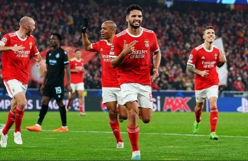 包含葡超赛后再迎强敌，巴塞罗那官宣签约，主帅态度：态度坚定，球探报告显示潜力的词条